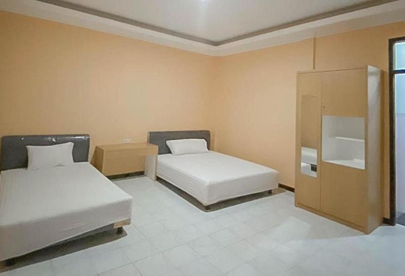 Отель Mahkota Residence Mitra Reddoorz