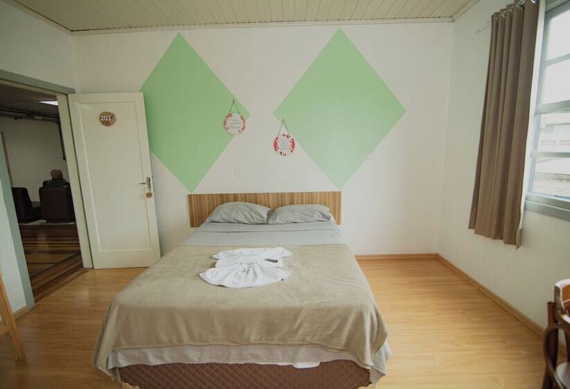 Araucária Hostel E Pousada