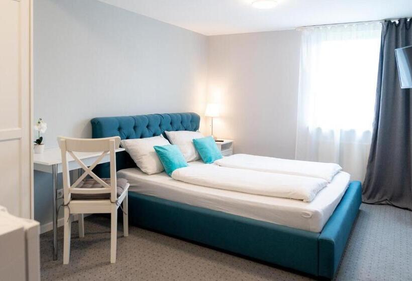 تختخواب و صبحانه Zum Hahn