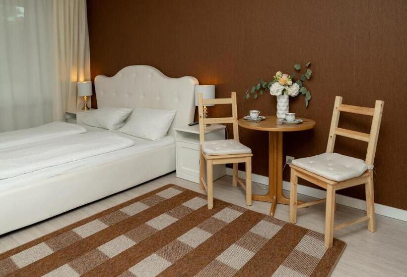 تختخواب و صبحانه Zum Hahn