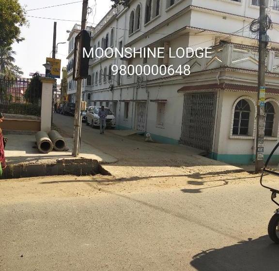 Отель Moonshine Lodge