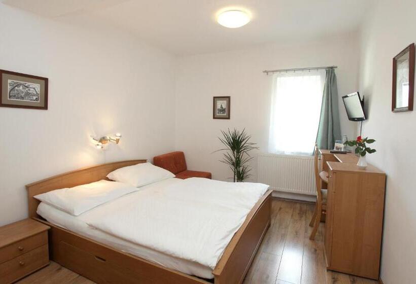 ホテル štekl   Hrubá Skála