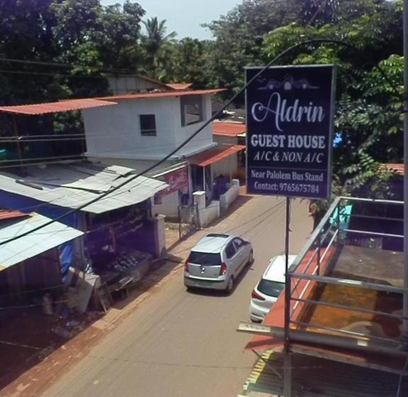פנסיון Aldrin Guest House