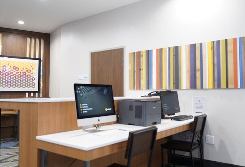 هتل Holiday Inn Express & Suites Dallas Central Market Center By Ihg