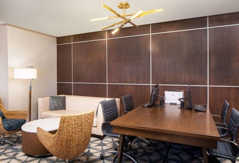 هتل Doubletree By Hilton Ann Arbor North