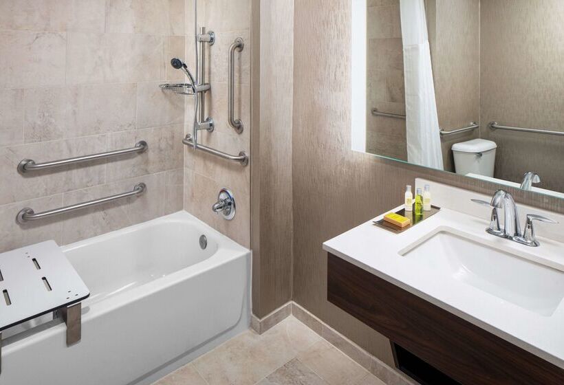 هتل Doubletree By Hilton Ann Arbor North