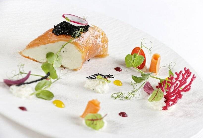 Отель Le Richebourg Hôtel, Restaurant & Spa