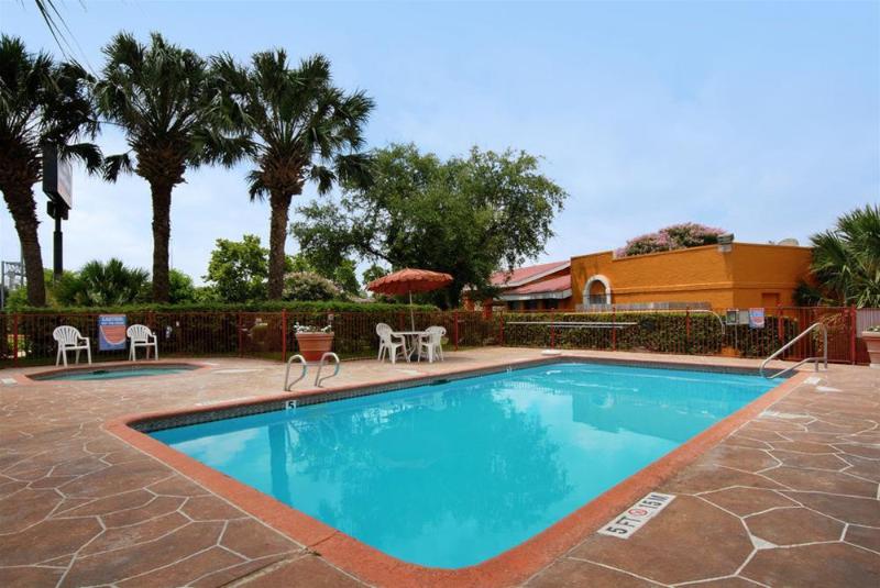 هتل Quality Inn & Suites I 35 Near Frost Bank Center