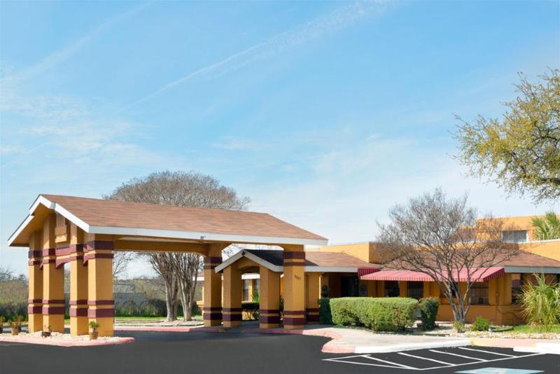 هتل Quality Inn & Suites I 35 Near Frost Bank Center
