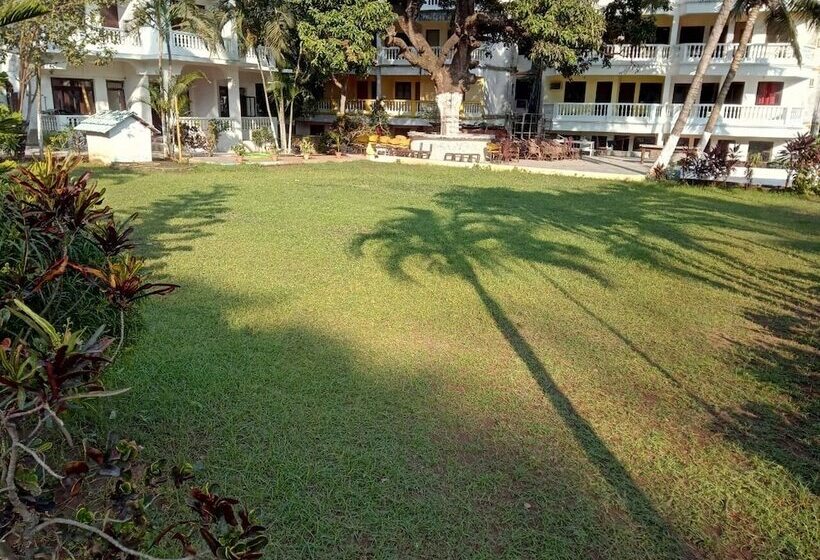 هتل Candolim Hideout Resort