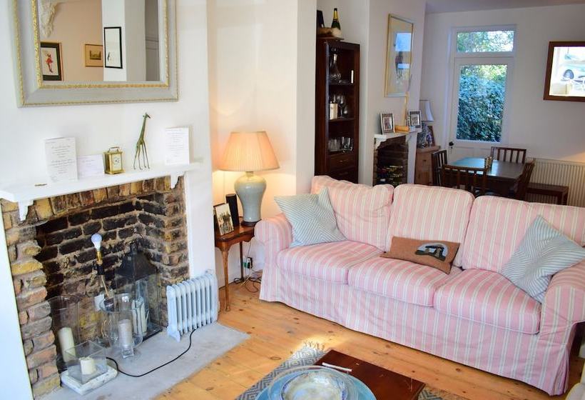 1 Bedroom Home With Private Garden In Barons Court
