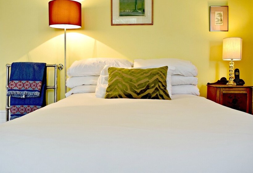 3 Bedroom Clapham Home With Patio