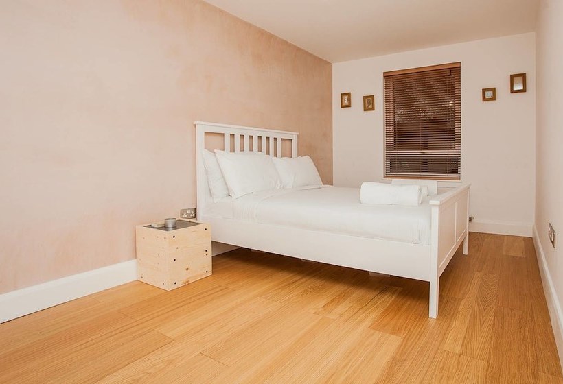 Modern 2 Bedroom House With Parking