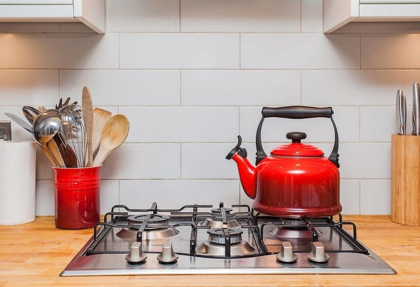 Modern 2 Bedroom House With Parking