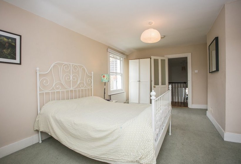 Spacious 3 Bedroom House In Dulwich