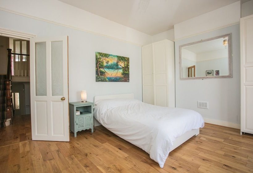 Spacious 3 Bedroom House In Dulwich