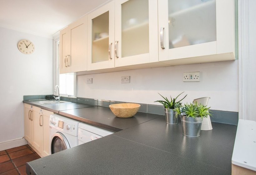 Spacious 3 Bedroom House In Dulwich