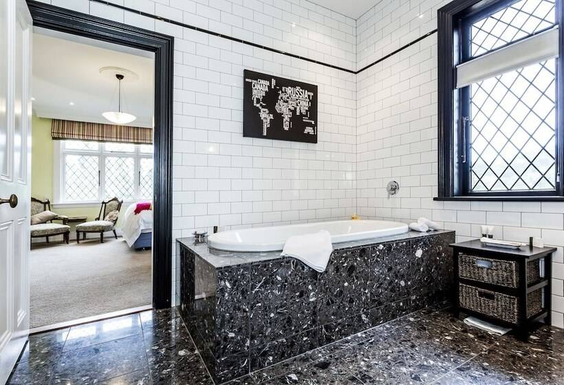 هتل The Birches Bed & Breakfast