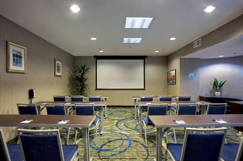 فندق Holiday Inn Express & Suites Costa Mesa, An Ihg