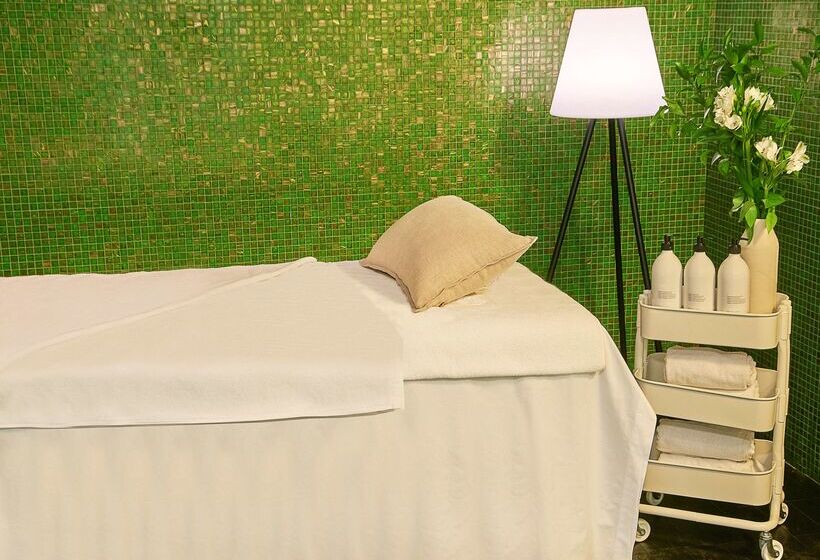 בית מלון כפרי NH Collection Barcelona Constanza