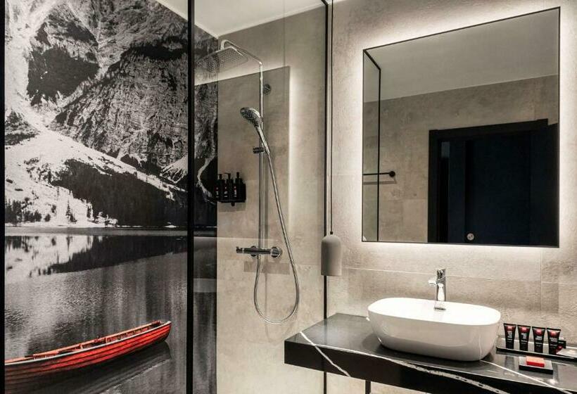 هتل Radisson Red Madrid