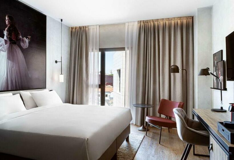 هتل Radisson Red Madrid