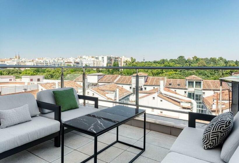هتل Radisson Red Madrid