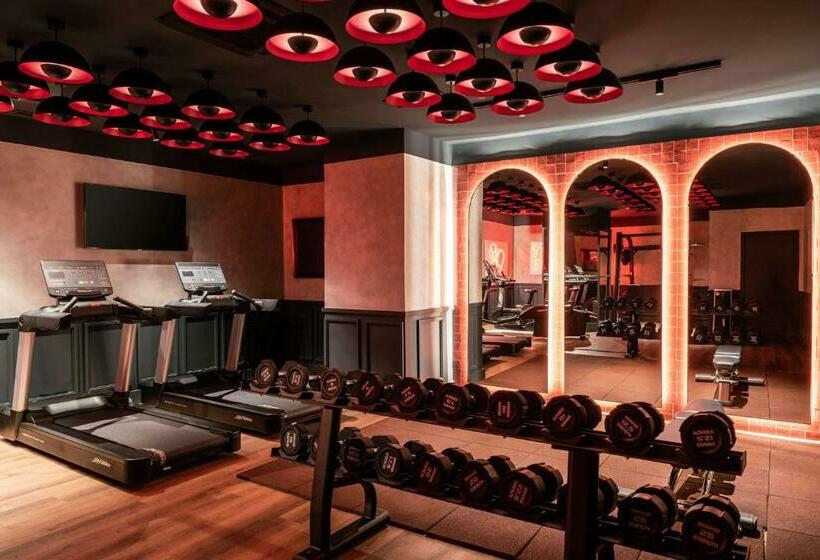 هتل Radisson Red Madrid