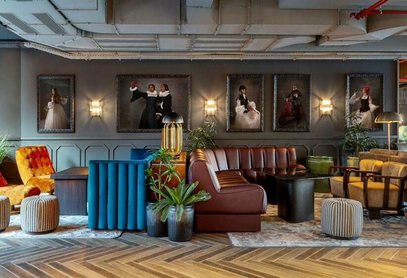 هتل Radisson Red Madrid
