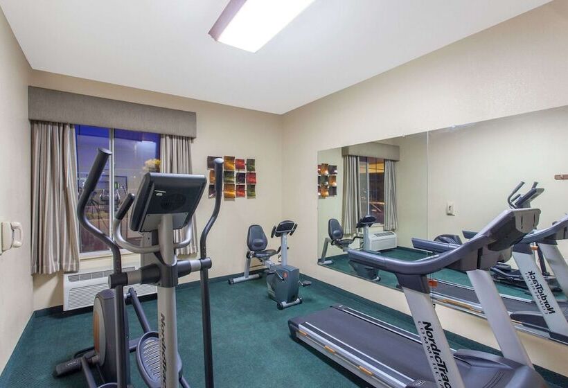 هتل Ramada By Wyndham Fresno Northwest