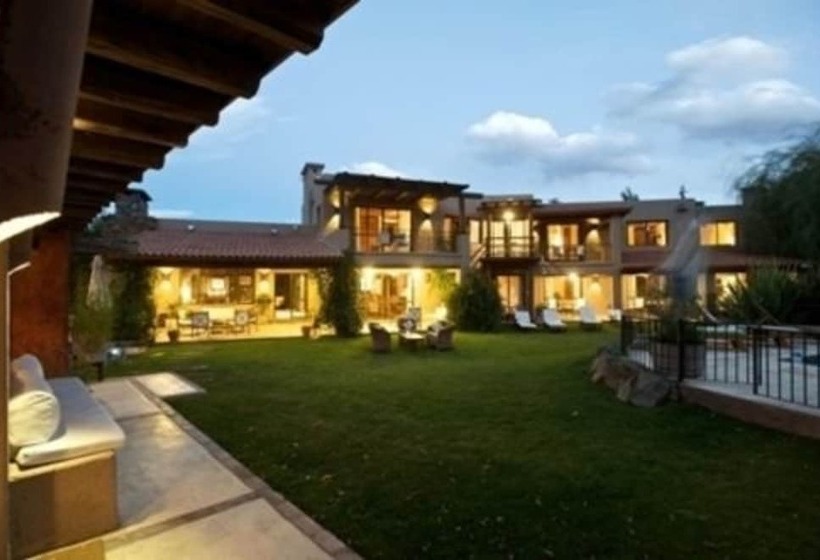 هتل Lares De Chacras