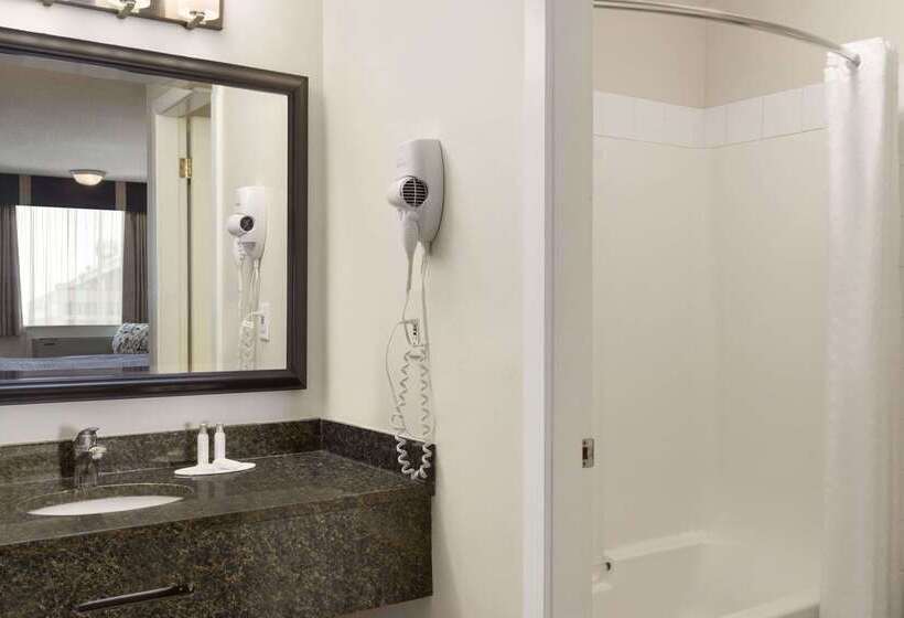 هتل Travelodge By Wyndham Kamloops Mountview