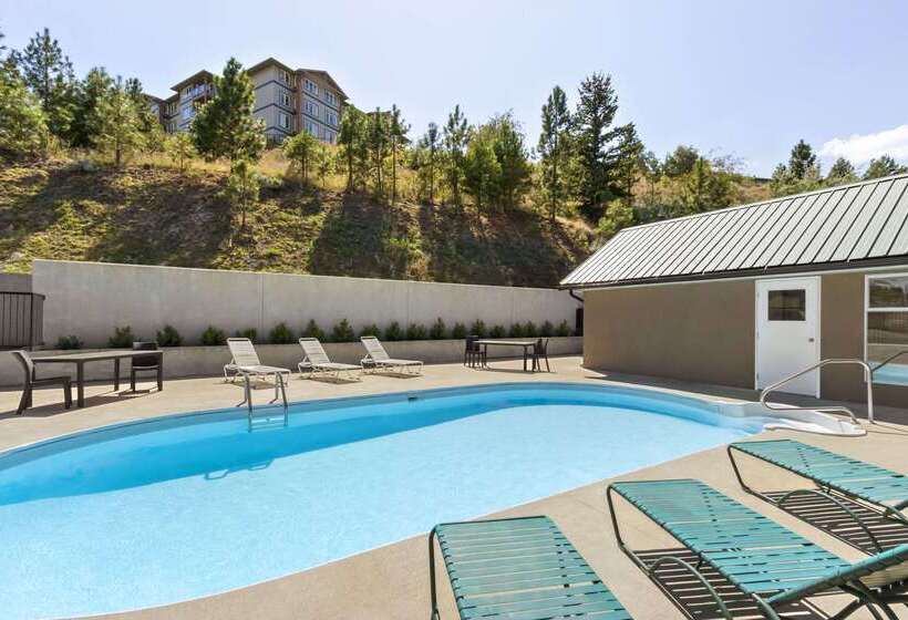 هتل Travelodge By Wyndham Kamloops Mountview