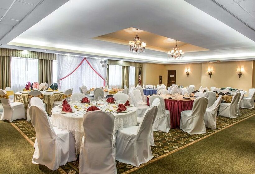 בית מלון כפרי Clarion Inn New London  Mystic