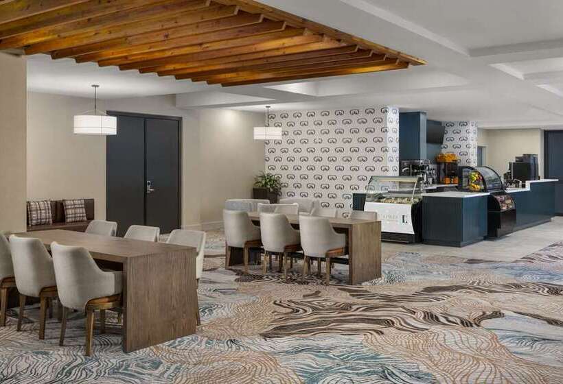 هتل Hilton Whistler Resort & Spa