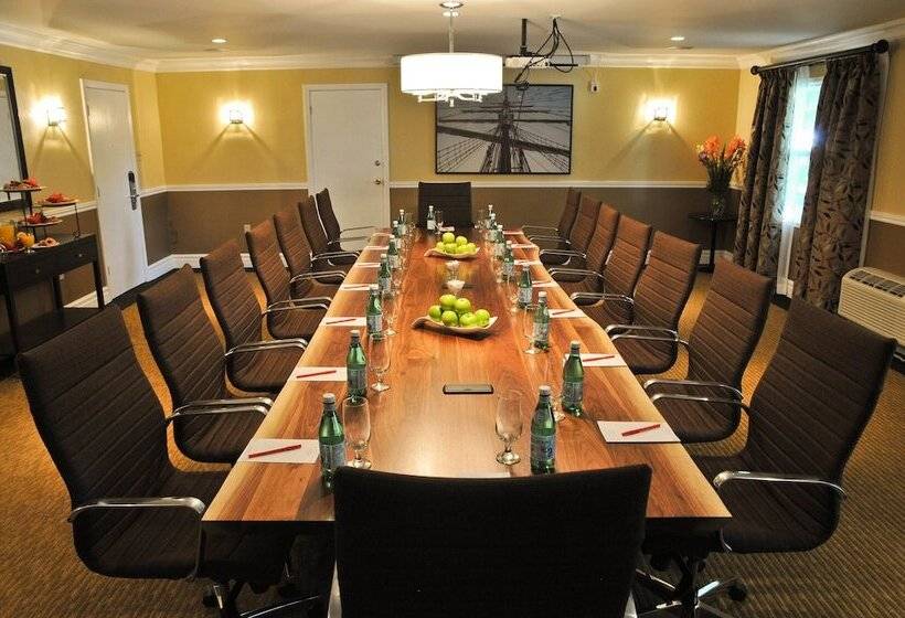 בית מלון כפרי Oak Island Resort & Conference Centre