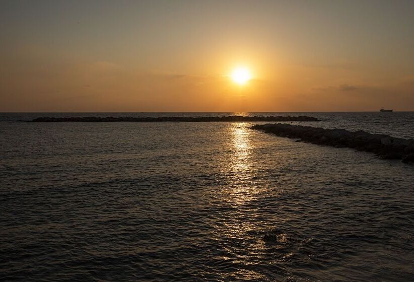 هتل Venus Beach