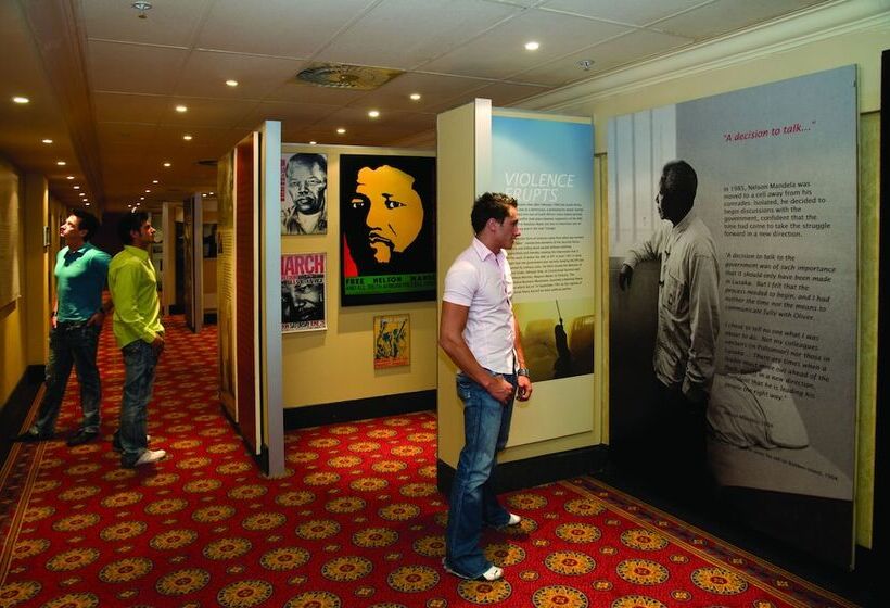 בית מלון כפרי Mondior At Emperors Palace