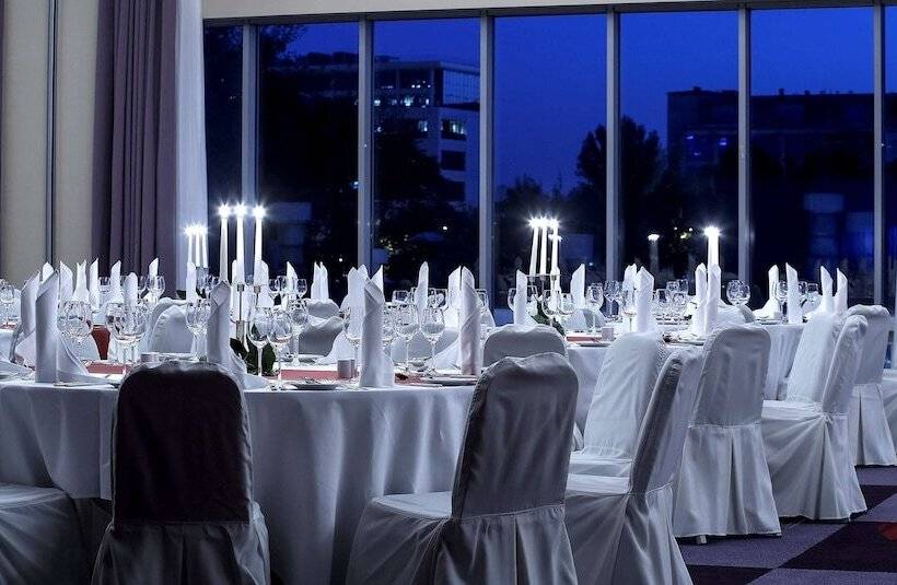 هتل Hilton Warsaw City