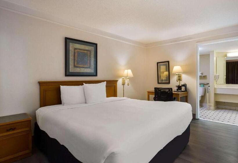 هتل Super 8 By Wyndham Savannah