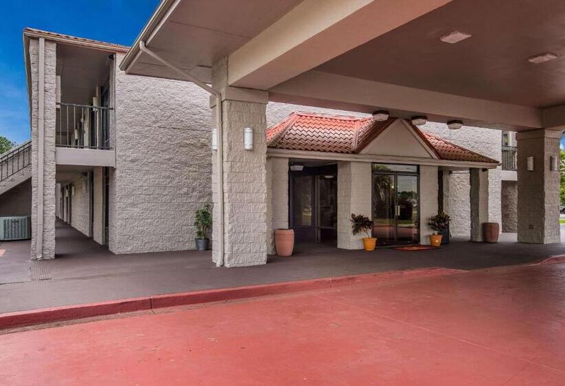 هتل Super 8 By Wyndham Savannah