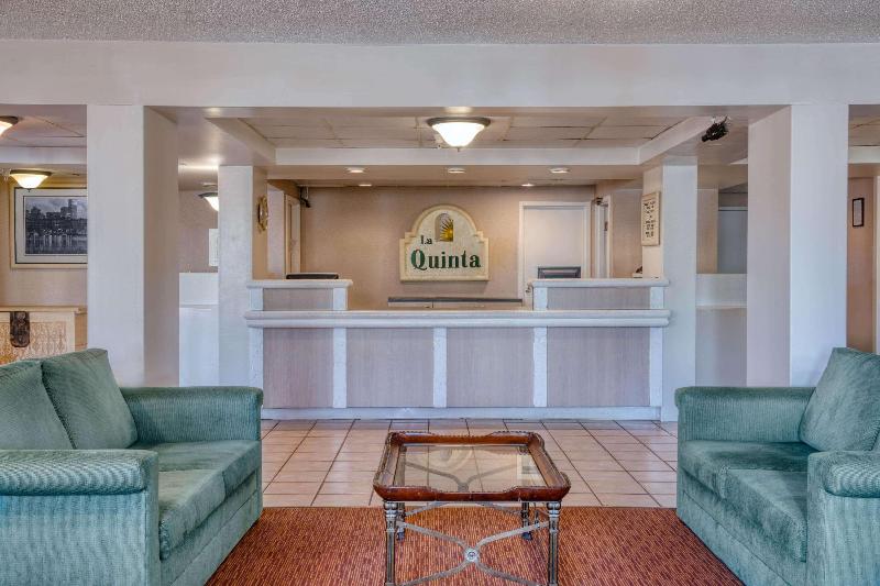 هتل Super 8 By Wyndham Savannah