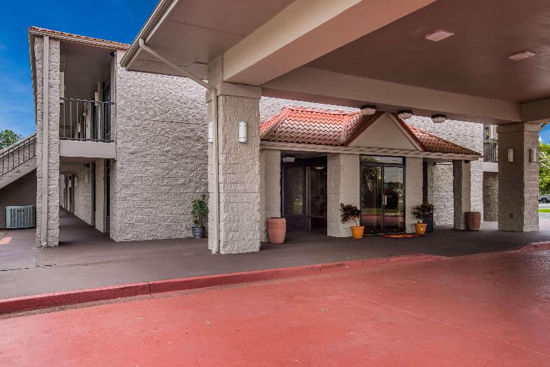 هتل Super 8 By Wyndham Savannah