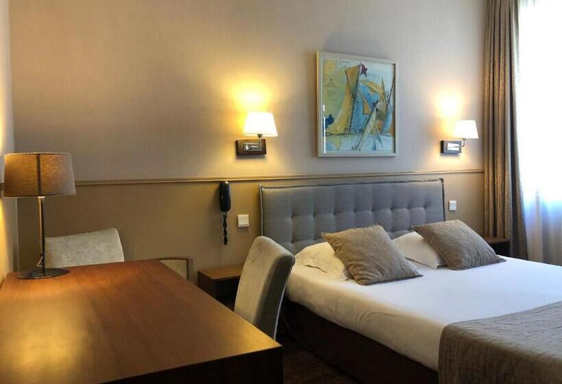 Отель Ajoncs D Or