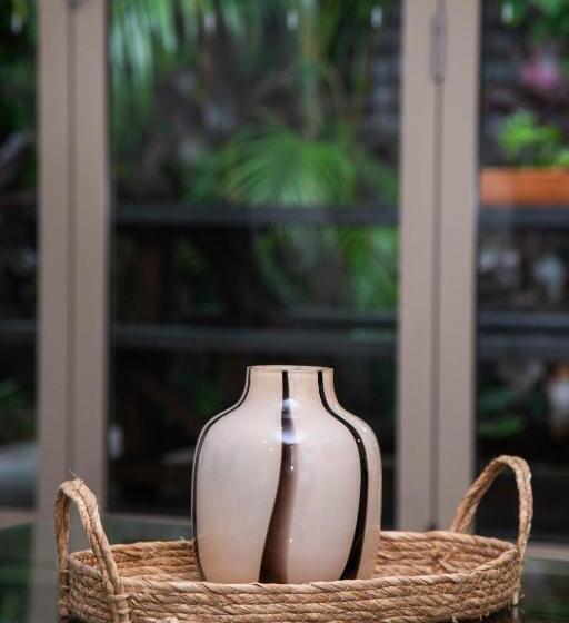 هتل Byron Lakeside Holiday Apartments