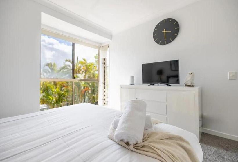 هتل Byron Lakeside Holiday Apartments