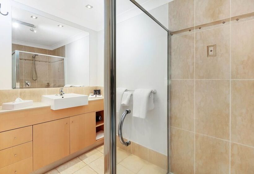 هتل Mantra Aqueous On Port