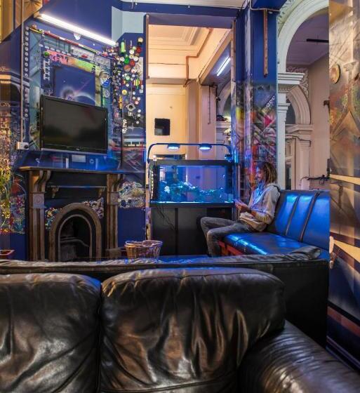 فندق Sundancer Backpackers Hostel