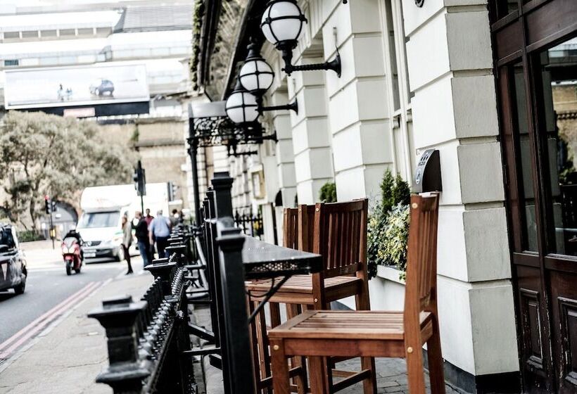 هتل The Mad Hatter