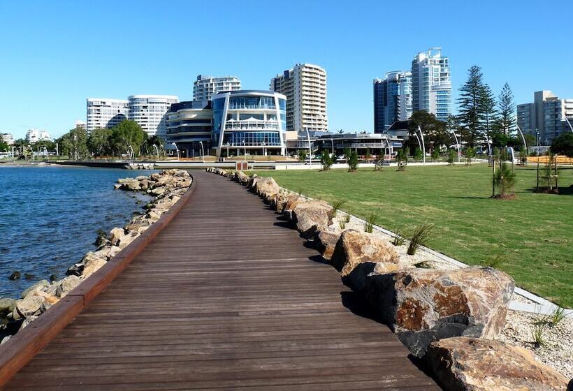 منتجع Mantra Twin Towns